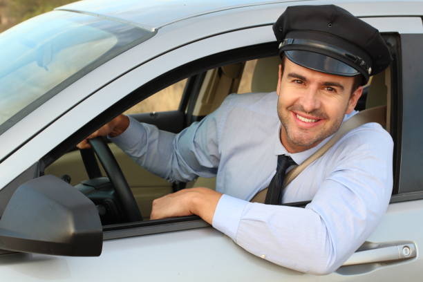 motorista elegante e bonito que espera - chauffeur limousine hat driver - fotografias e filmes do acervo