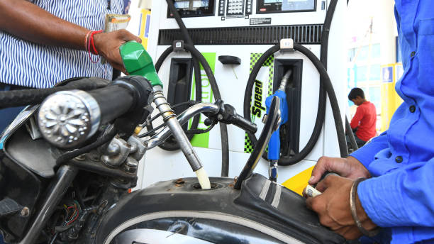 mano ritagliata dell'uomo che rifornisscine bici alla stazione di rifornimento - fossil fuel fuel and power generation fuel pump gasoline foto e immagini stock