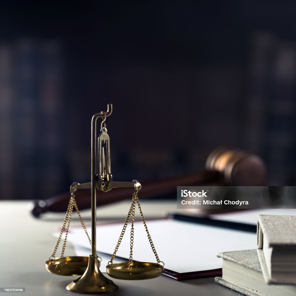 Imagen conceptual de La Ley y Justicia, Escritorio de la oficina del abogado con documentos - Foto de stock de Autoridad libre de derechos