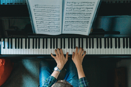 Vista de ángulo alto de un pianista tocando el piano photo