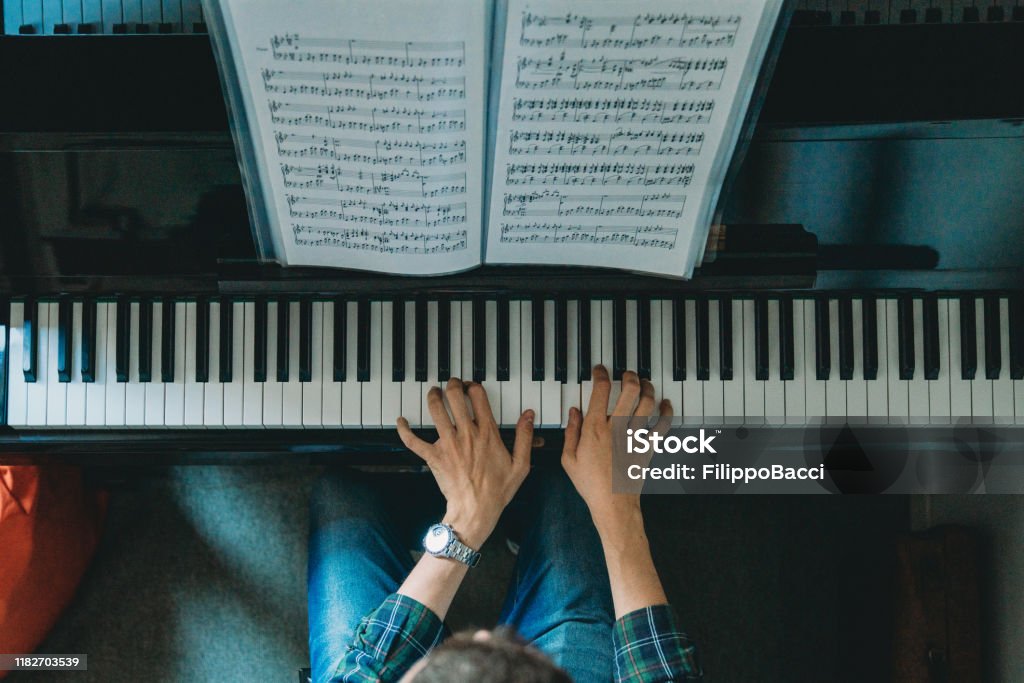 Vue d'angle élevé d'un pianiste jouant du piano - Photo de Piano libre de droits
