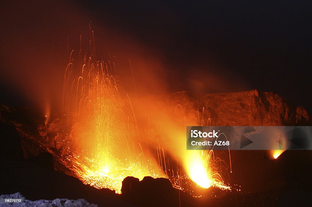 夜のファイアー、火山ストロンボリに対応 - 夜のロイヤリティフリーストックフォト