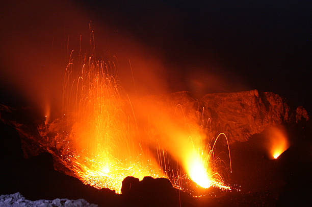 night of fire, 볼케이노 스트롬볼리 in action - lava lake 뉴스 사진 이미지
