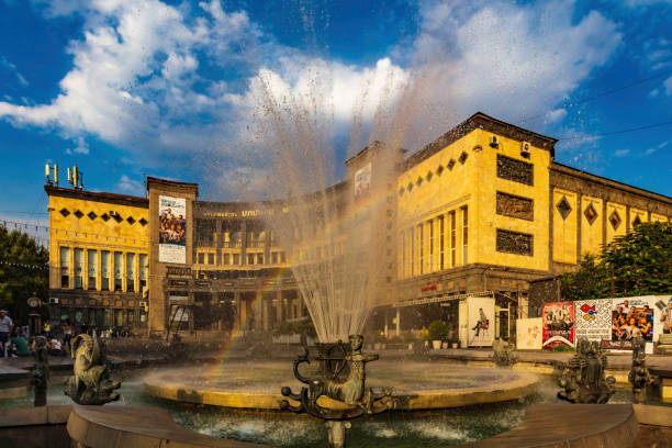 charles aznavour plaza ereván armenia monumento - 5461 fotografías e imágenes de stock