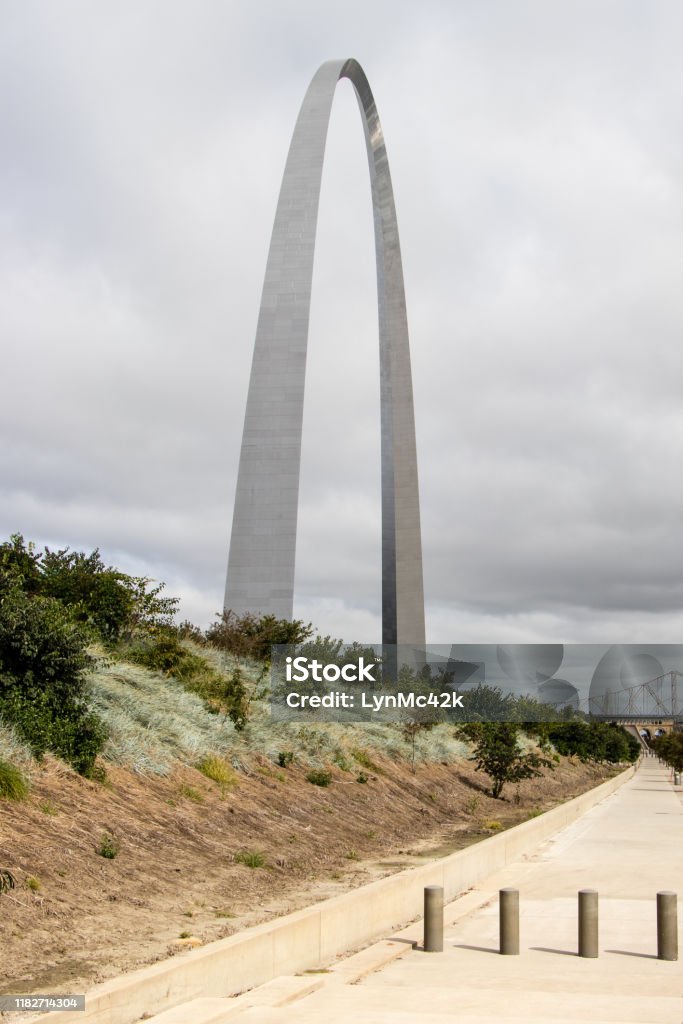 footpath at The Arch at Gateway Arch National Park, St. Louis, Missouri The Gateway Arch on a cloudy fall day Arch - Architectural Feature Stock Photo