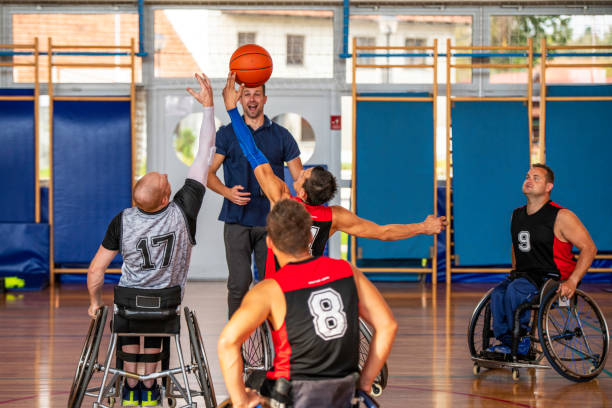 инвалидная коляска баскетбол отзыв-офф - tip off стоковые фото и изображения