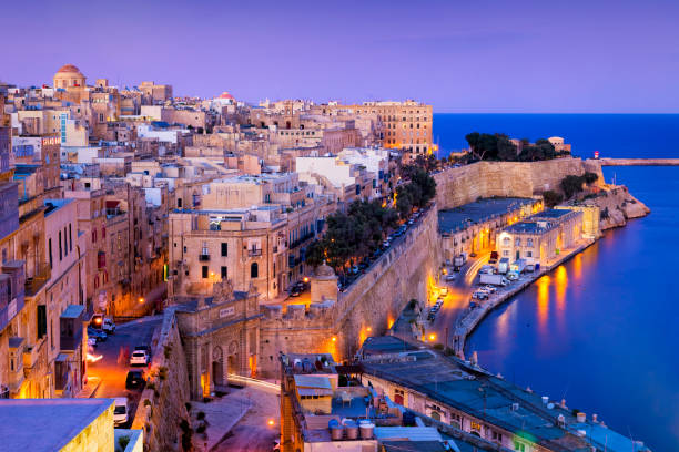 veduta notturna aerea di la valletta , malta - travel europe night dome foto e immagini stock