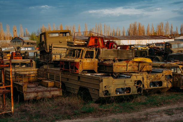 rusty cassé voitures militaires russes pour la ferraille - junkyard scrap metal isolated machine photos et images de collection