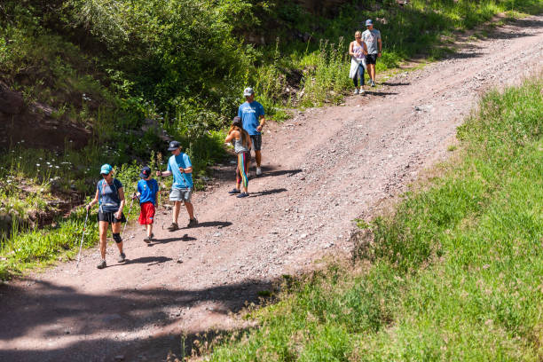 pequeña ciudad en colorado con grupo de personas familia caminando por la colina - steep road footpath moving down fotografías e imágenes de stock