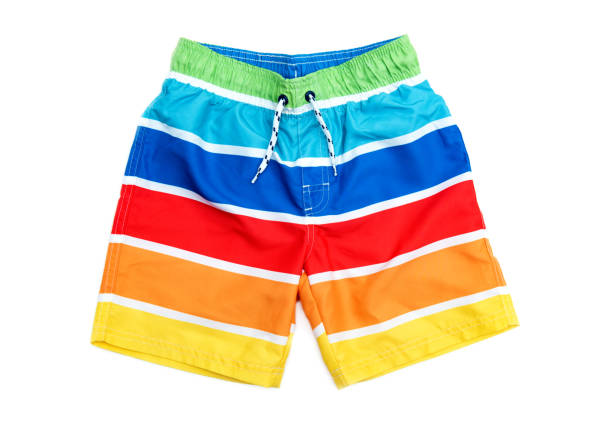 shorts de natation pour garçon dans des rayures de différentes couleurs. - bodysurfing photos et images de collection