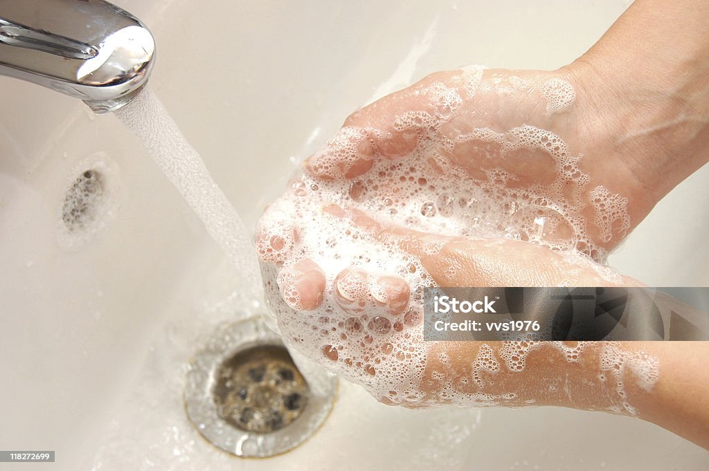 Mujer Lavando la mano en funcionamiento - Foto de stock de Adulto libre de derechos