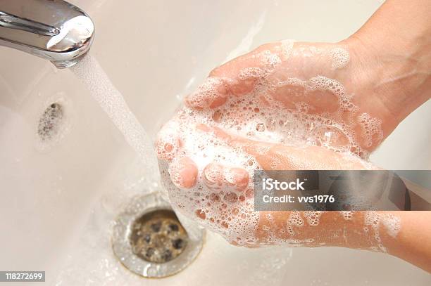 Mujer Lavando La Mano En Funcionamiento Foto de stock y más banco de imágenes de Adulto - Adulto, Agua, Artículos de limpieza