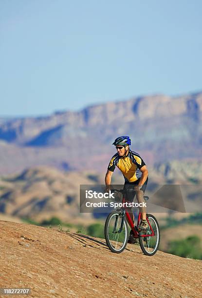 Photo libre de droit de Bicyclist Vous Retirer La Saleté Hill Avec Pierres En Arrièreplan banque d'images et plus d'images libres de droit de Activité de loisirs