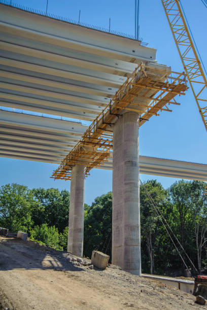 istock Support and span on the construction of the bridge 1182729136