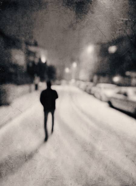 rozmyty widok cz�łowieka chodzącego po śniegu - snow textured textured effect winter zdjęcia i obrazy z banku zdjęć