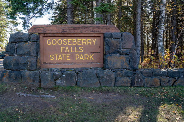 signe zetez pour le parc d'état de gooseberry falls, célèbre pour la grande chute d'eau et les sentiers de randonnée - gooseberry photos et images de collection