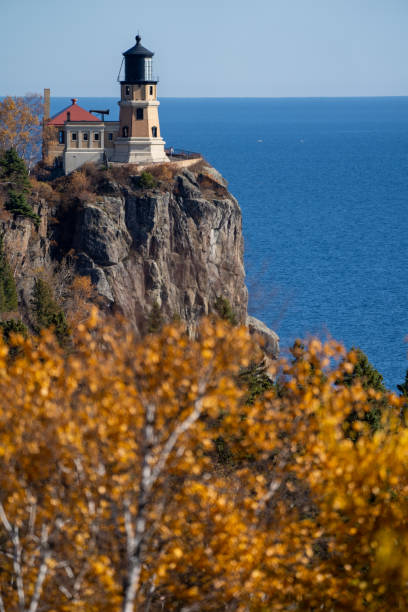 el otoño cae con split rock lighthouse en la distancia en el lago superior minnesota - split rock lighthouse duluth lighthouse north shore fotografías e imágenes de stock