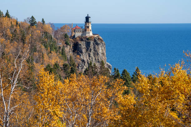 el otoño cae con split rock lighthouse en la distancia en el lago superior minnesota - split rock lighthouse duluth lighthouse north shore fotografías e imágenes de stock