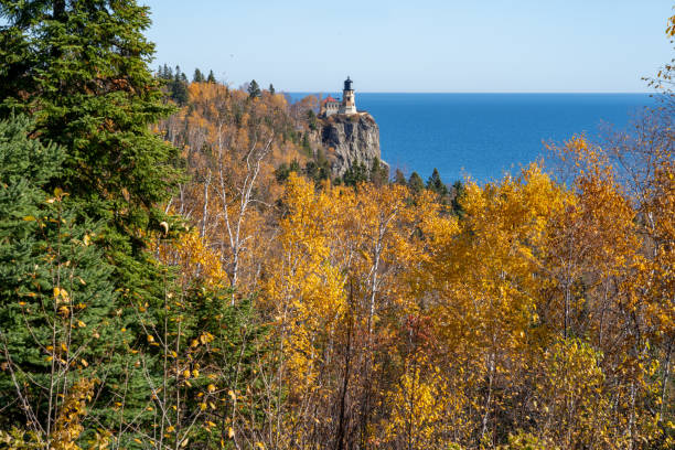 vista de gran angular del faro de split rock en minnesota en el lago superior en la temporada de otoño - split rock lighthouse duluth lighthouse north shore fotografías e imágenes de stock