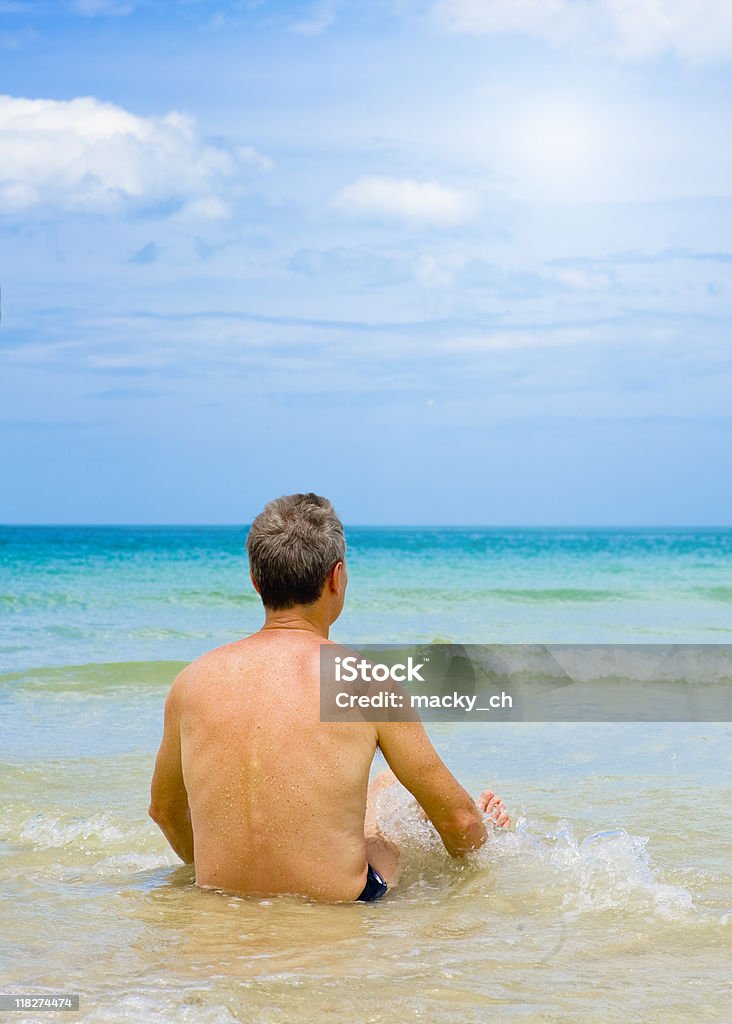 Одиночество на пляже - Стоковые фото Береговая линия роялти-фри