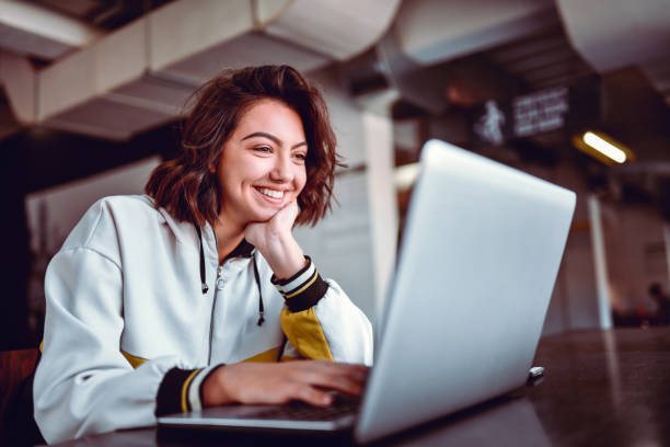femmina ispanica che studia su laptop - people joy relaxation concentration foto e immagini stock