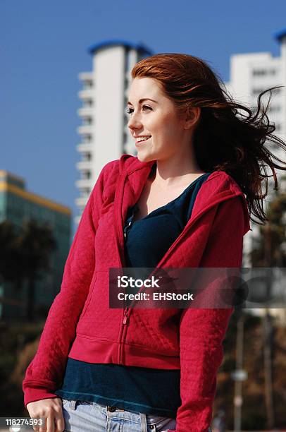 빨간 머리 10대 여자아이 해변에서 레저 추구에 대한 스톡 사진 및 기타 이미지 - 레저 추구, 레저 활동, 바람