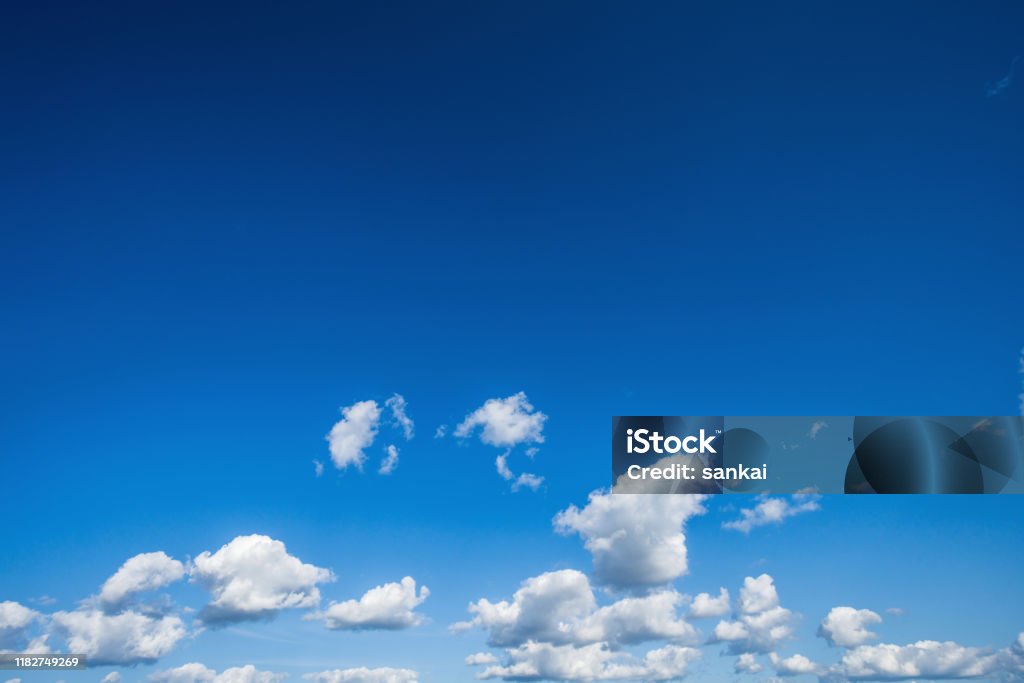 Schöner Hintergrund. Weiße Wolken am blauen Himmel. - Lizenzfrei Himmel Stock-Foto