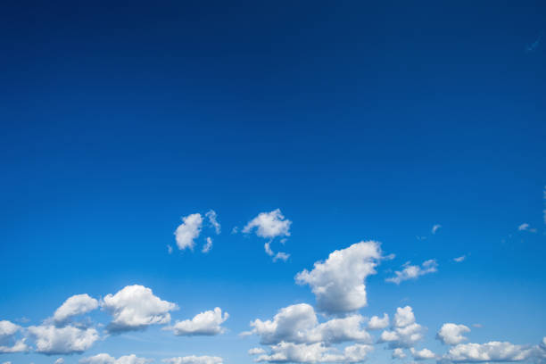 fundo bonito. nuvens brancas no céu azul. - cumulus cloud cloud cloudscape fluffy - fotografias e filmes do acervo