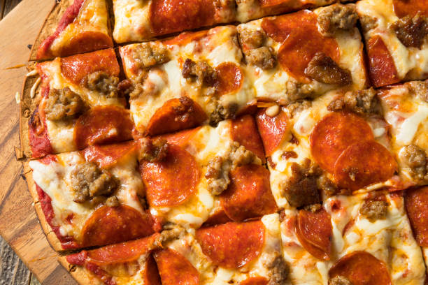 istock Homemade St Louis Style Pepperoni PIzza 1182750445