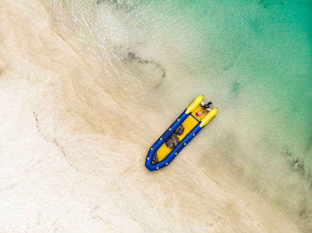 Boat parked in Arraial do Cabo beach Boat parked in Arraial do Cabo beach, Rio de Janeiro, Brazil pontal do atalia stock pictures, royalty-free photos & images