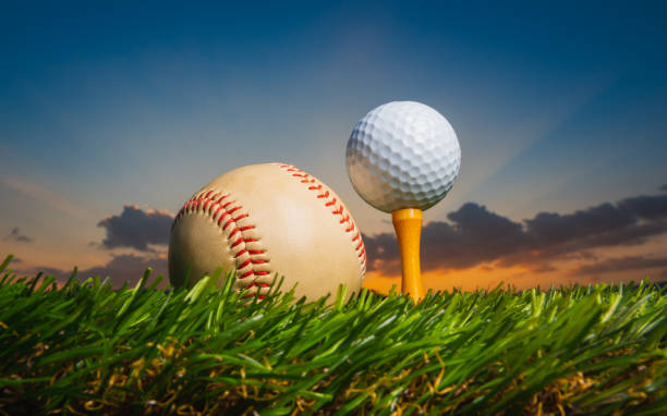 pallina da golf su tee pegs pronti a giocare a baseball sul prato verde al tramonto con nuvole sullo sfondo del giorno serale - baseballs baseball grass sky foto e immagini stock