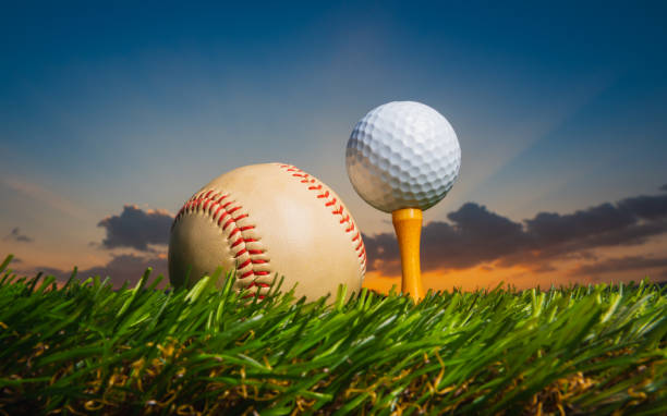 저녁 일 배경에 구름과 일몰에 녹색 잔디밭에 야구를 할 준비가 티 못에 골프 공 - field baseball grass sky 뉴스 사진 이미지