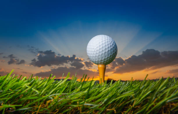 golf ball on tee pegs ready to play in the golf course at sunset with clouds in the evening day background, sport outdoor - day to sunset imagens e fotografias de stock