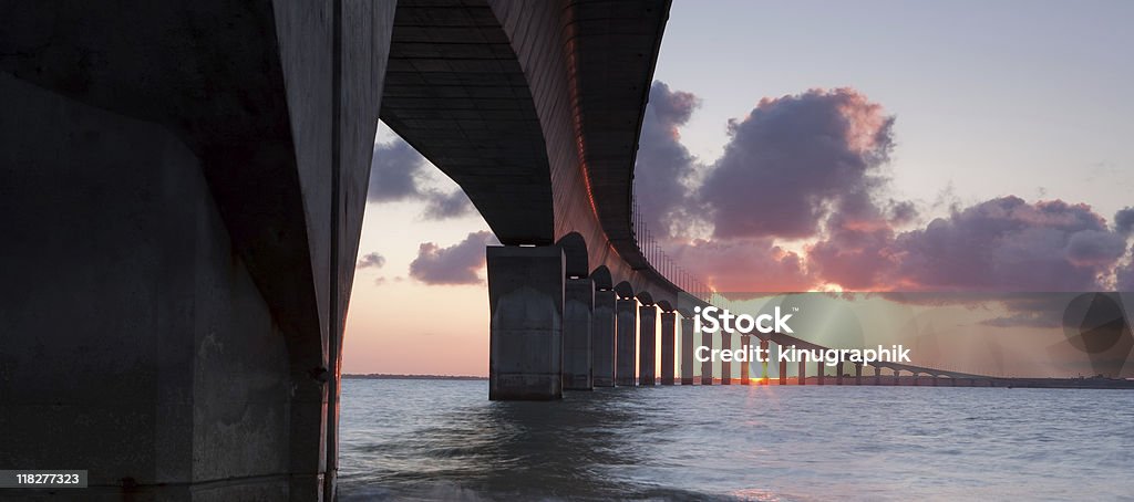 Мост над водой - Стоковые фото Мост роялти-фри