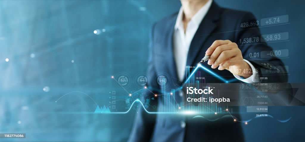 Geschäftsmann zeichnen Wachstumsdiagramm und Fortschritt des Geschäfts und analysieren Finanz- und Investitionsdaten, Geschäftsplanung und Strategie auf blauem Hintergrund. - Lizenzfrei Geschäftsleben Stock-Foto