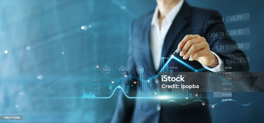 Affärsman Rita tillväxt diagram och utvecklingen av verksamheten och analysera finansiella och investeringsdata, affärsplanering och strategi på blå bakgrund. - Royaltyfri Företagande Bildbanksbilder