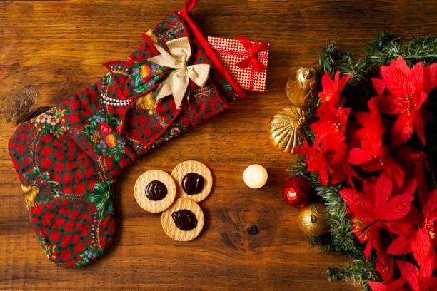 ozdoba świąteczna z czekoladowymi ciasteczkami - poinsettia christmas candle table zdjęcia i obrazy z banku zdjęć