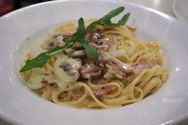 istock Sauteed Linguine Carbonara with bacon 1182775927