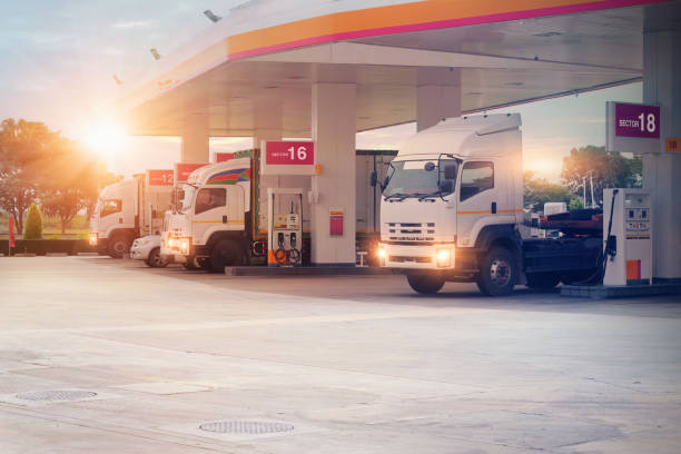 camiones de reabastecimiento en gasolinera, vehículo de transporte, logística de negocios, transporte de entrega, concepto logístico de carga. envío de carga, al atardecer. - station fotografías e imágenes de stock