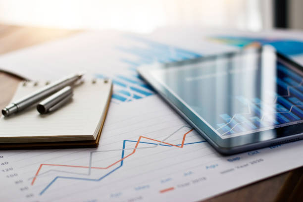 informe de documentos de negocio en papel y tableta con datos de ventas y gráfico de crecimiento del negocio financiero sobre el fondo de la tabla. - chart business graph finance fotografías e imágenes de stock