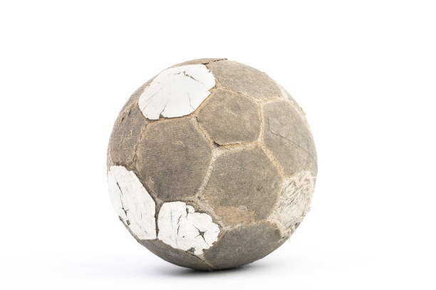 bardzo stara piłka do piłki nożnej izolowane - soccer ball old leather soccer zdjęcia i obrazy z banku zdjęć