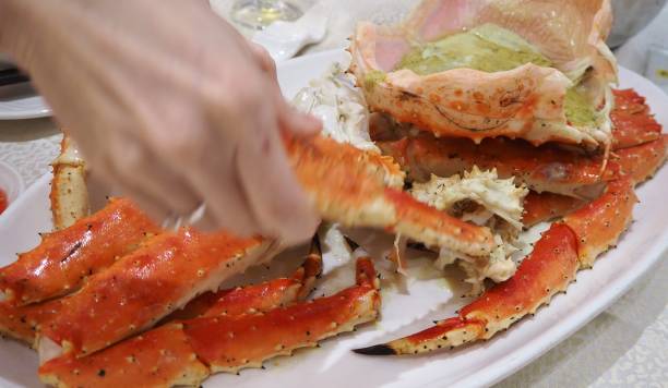 istock Steamed Alaskan king crab 1182782002
