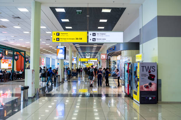 intérieurs de l'aera de depture de l'aéroport international de sheremetyevo alexander s. pouchkine à moscou, l'aéroport le plus achalandé de russie. - sheremetyevo photos et images de collection