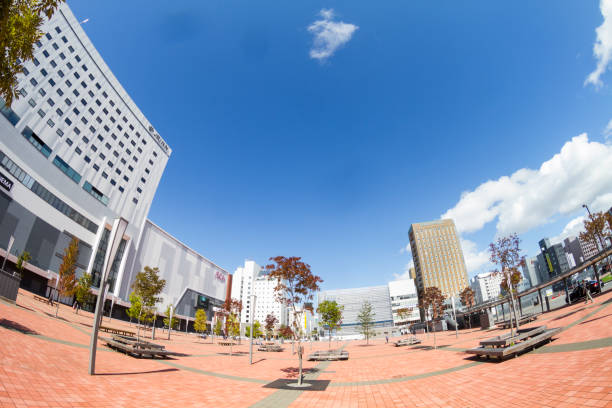 asahikawa city, heiwa-dori shopping park, innenstadt sommerstadtbild, japan - biei stadt stock-fotos und bilder