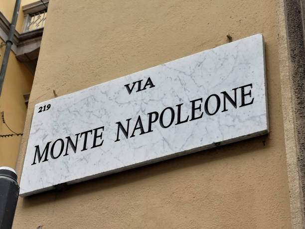 via monte napoleone street sign, milan, italie - via monte napoleone photos et images de collection