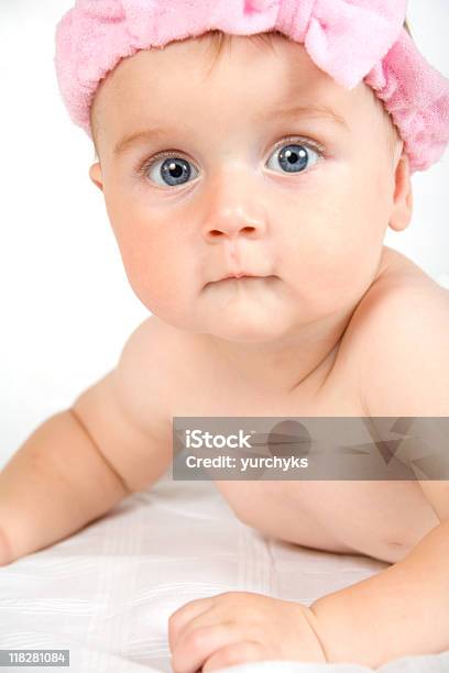 Милая Маленькая Девочкамладенец — стоковые фотографии и другие картинки Белый - Белый, Вертикальный, Веселье