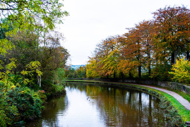 herbstfarben bei marple locks, marple, stockport, uk - stockport stock-fotos und bilder