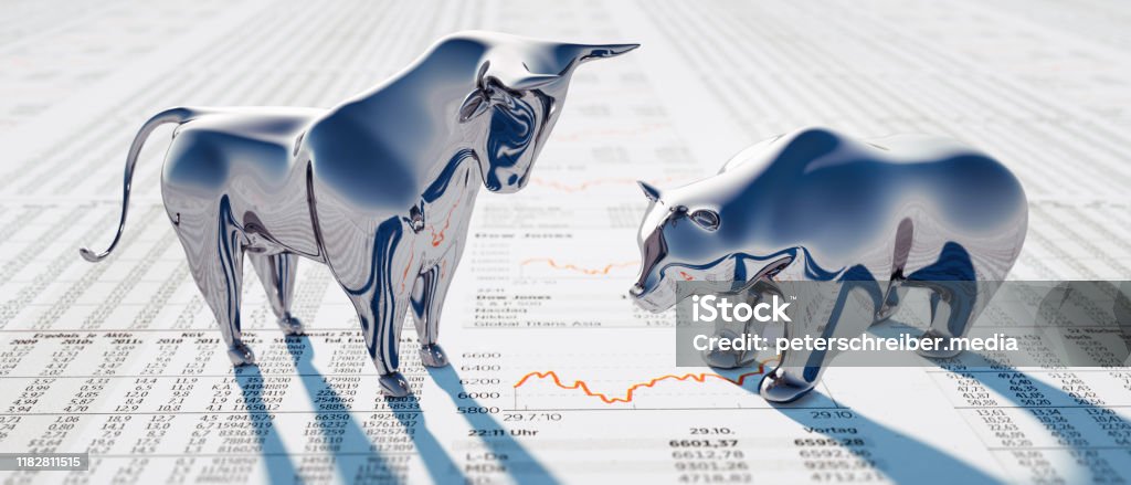 Silberner Stier und Bär auf Zeitung - Lizenzfrei Börse Stock-Foto Silberner Stier und Bär auf Zeitung - Lizenzfrei Börse Stock-Foto