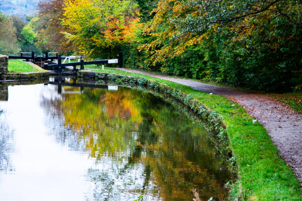 herbstfarben bei marple locks, marple, stockport, uk - stockport stock-fotos und bilder