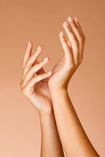 ухоженные ногтей женщина руки - manicure стоковые фото и изображения